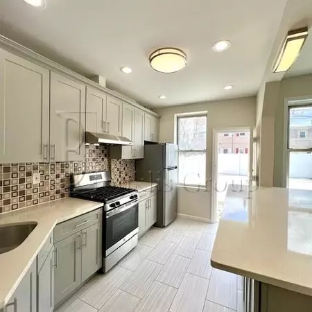3 bedrooms apartment for rent in Astoria - Queens, New York
