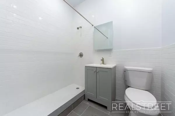 4 bedrooms apartment for rent in Ridgewood - Queens, New York