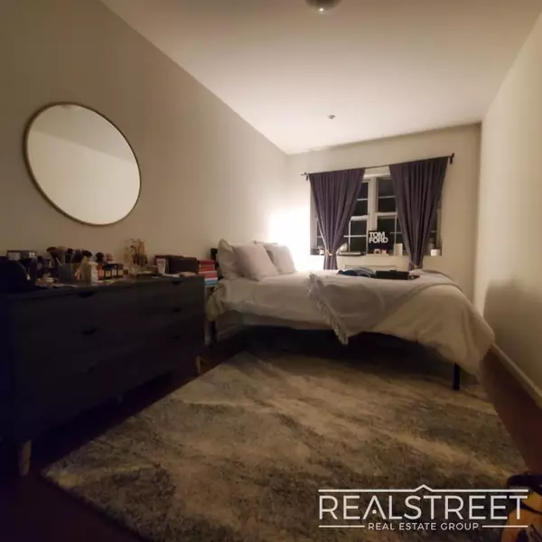 4 bedrooms apartment for rent in Woodside - Queens, New York