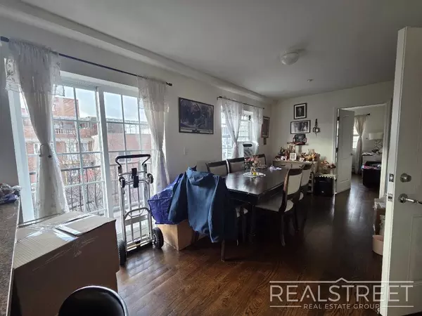 4 bedrooms apartment for rent in Woodside - Queens, New York