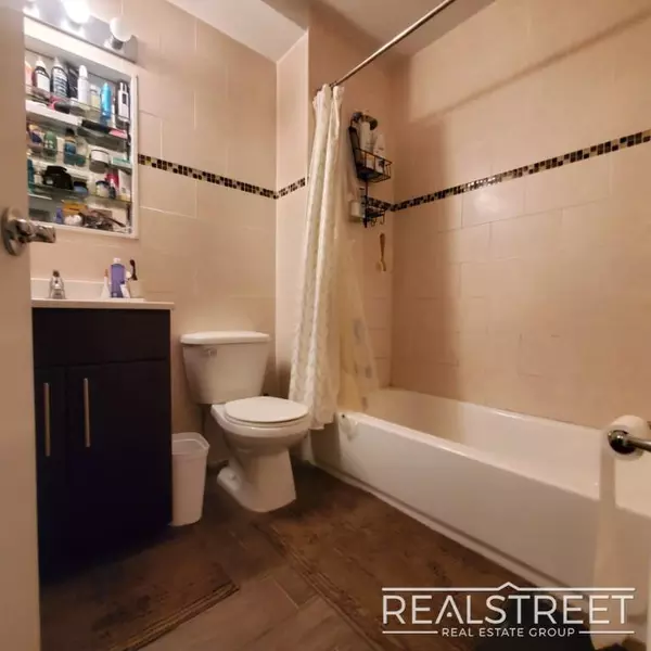 4 bedrooms apartment for rent in Woodside - Queens, New York