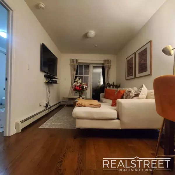 4 bedrooms apartment for rent in Woodside - Queens, New York