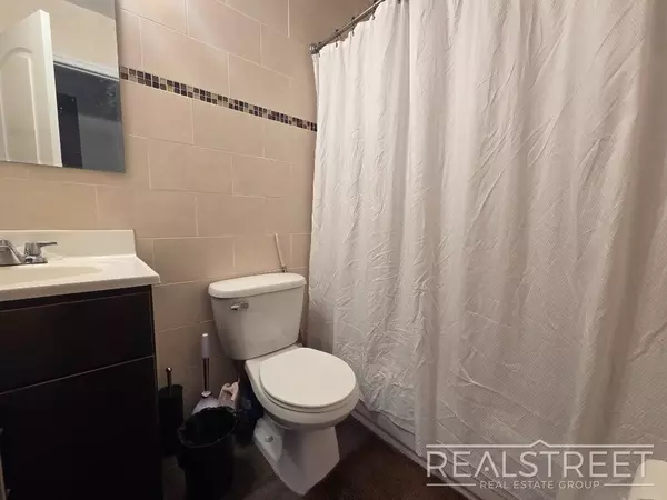 4 bedrooms apartment for rent in Woodside - Queens, New York