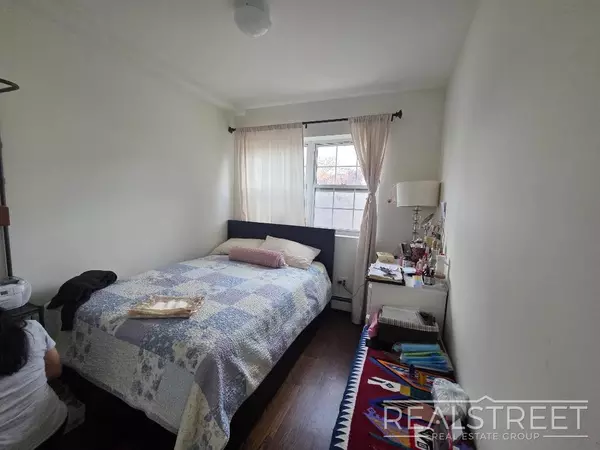 4 bedrooms apartment for rent in Woodside - Queens, New York