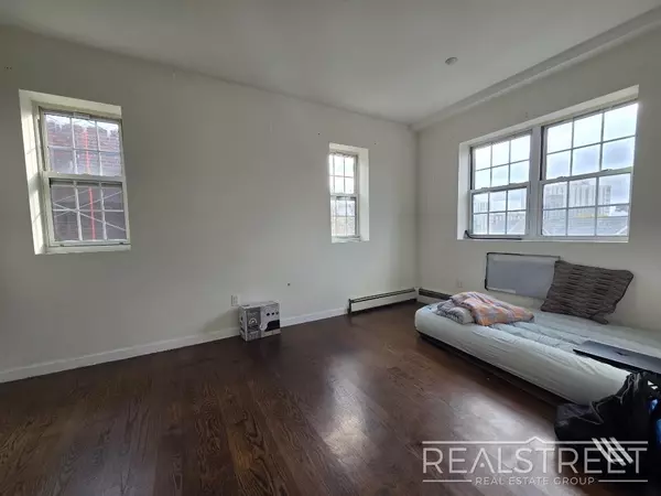 4 bedrooms apartment for rent in Woodside - Queens, New York