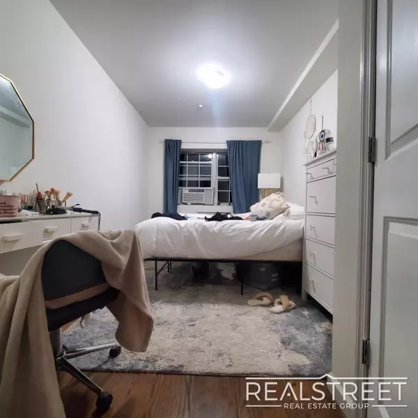4 bedrooms apartment for rent in Woodside - Queens, New York