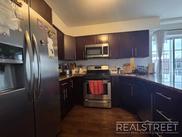 4 bedrooms apartment for rent in Woodside - Queens, New York