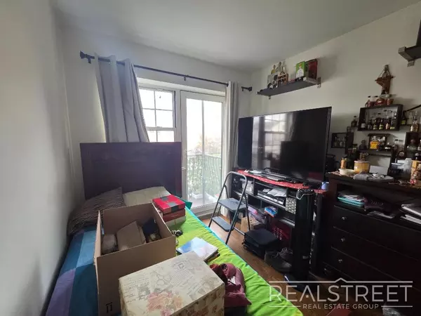 4 bedrooms apartment for rent in Woodside - Queens, New York