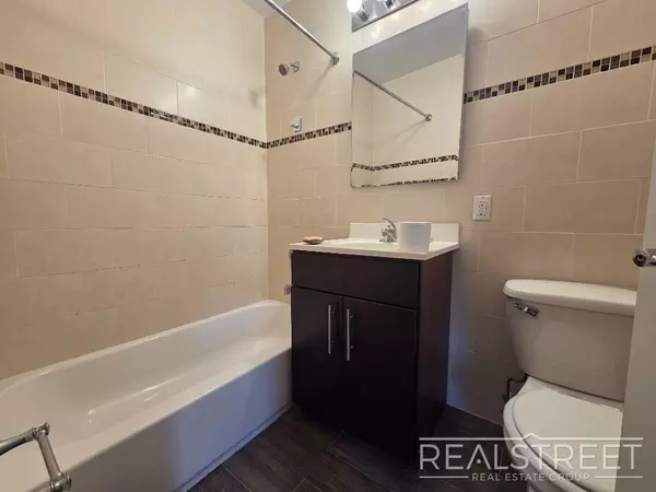 4 bedrooms apartment for rent in Woodside - Queens, New York