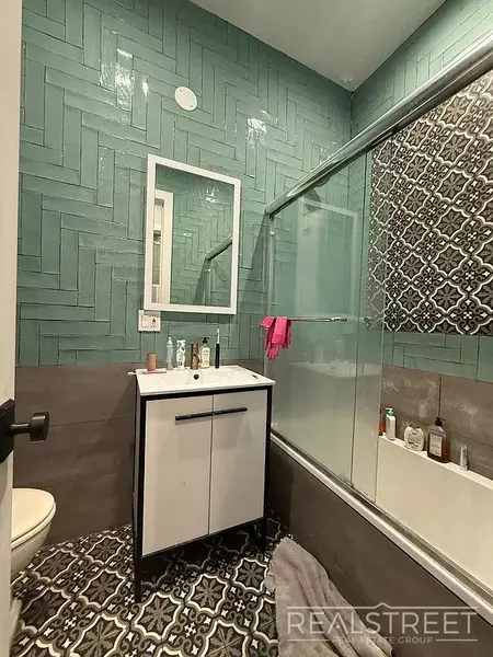 3 bedrooms apartment for rent in Ridgewood - Queens, New York