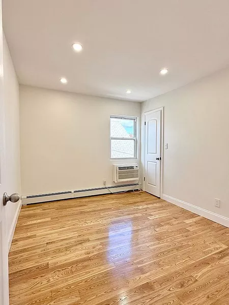 3 bedrooms apartment for rent in Middle Village - Queens, New York